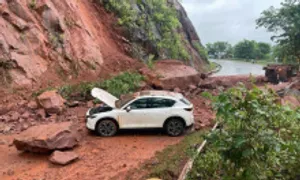 Đá lăn đè trúng hai ôtô