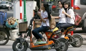 'Đánh vào túi tiền phụ huynh khi con đi xe máy kẹp ba, đánh võng'