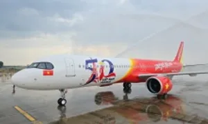 Đón tàu bay mang thông điệp mừng 50 năm quan hệ Việt - Pháp