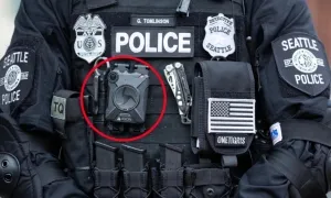 Vì sao cảnh sát nhiều nước dùng camera gắn trên người khi làm nhiệm vụ?